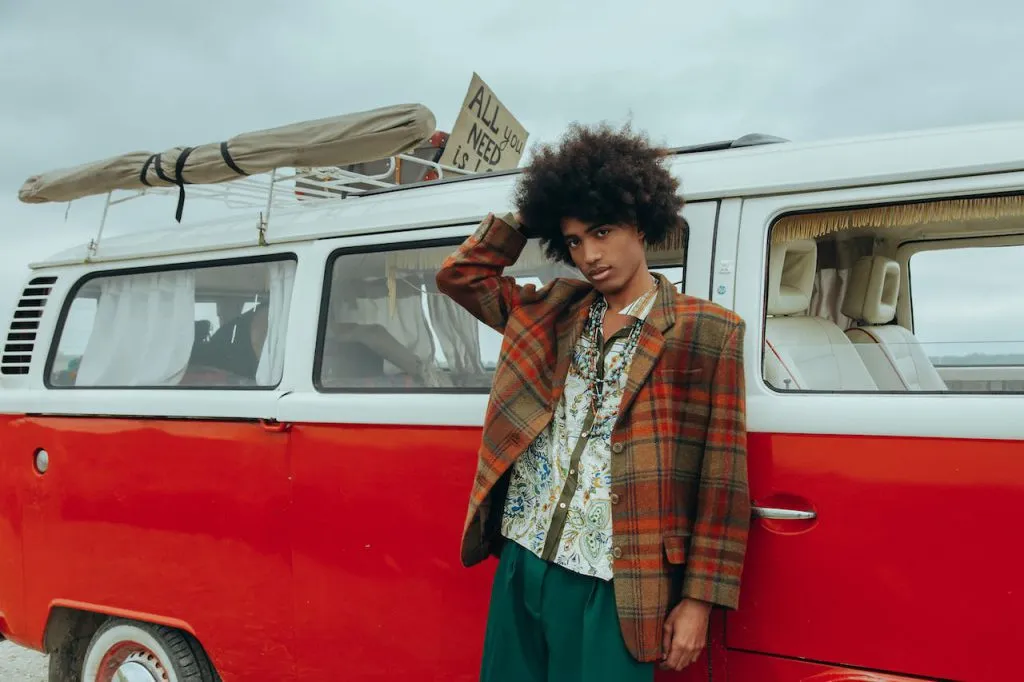 Elegancja i ekstrawagancja – moda męska lat 80