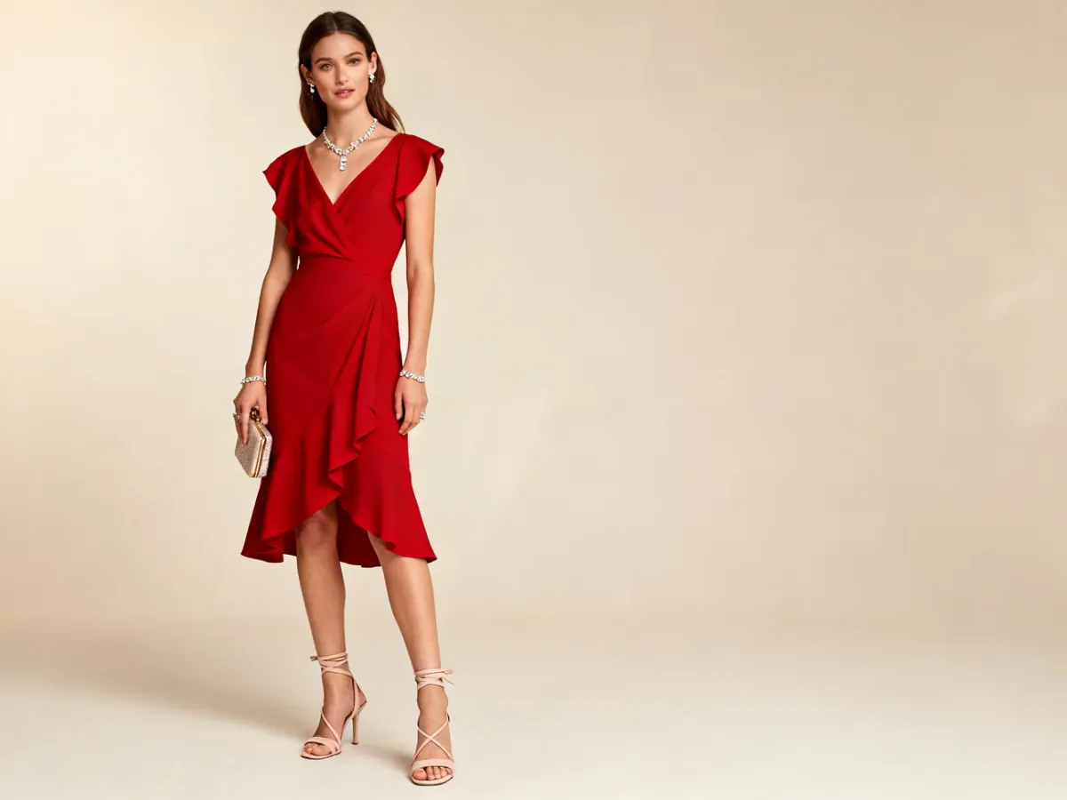 Elegancka stylizacja na wesele z czerwoną sukienką i delikatnymi dodatkami