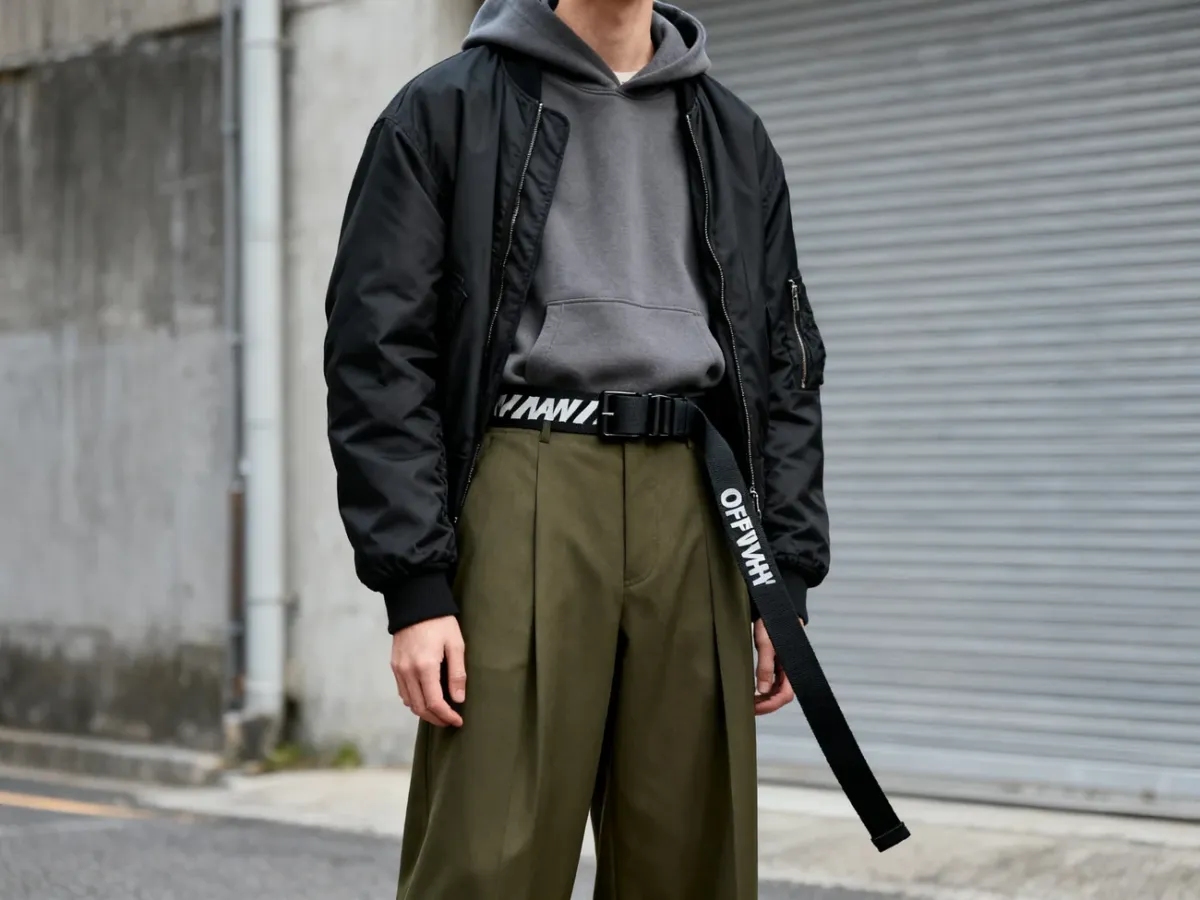 Stylizacja streetwearowa z paskiem Industrial Belt i luźno zwisającym końcem
