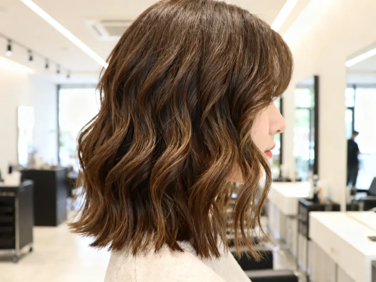 Kobieta z lekkimi falami beach waves na fryzurze bob