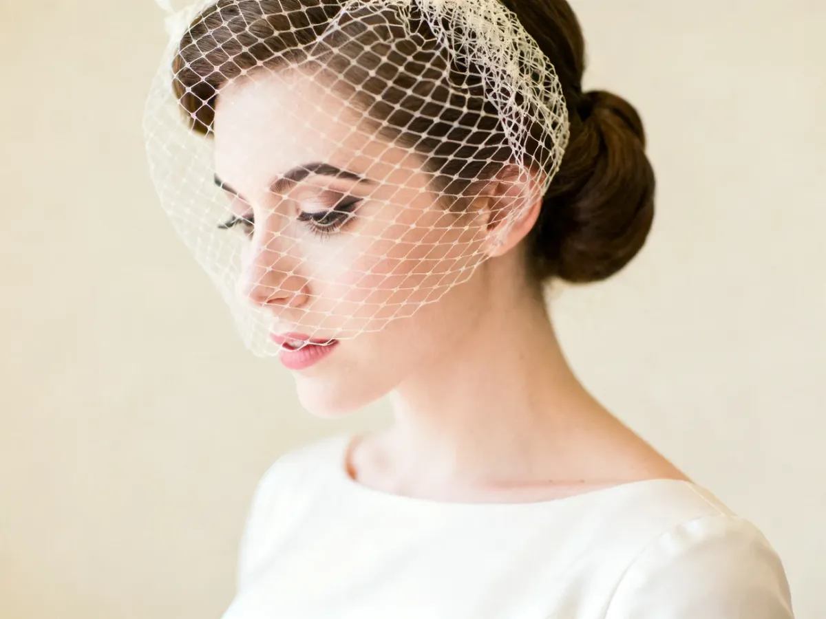 Panna młoda w eleganckiej woalce i prostej sukni w stylu retro